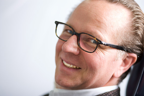 Mann mit Zahn-Implantaten